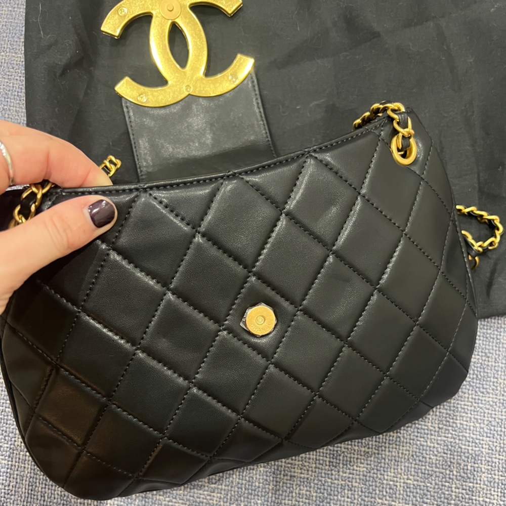 Chanel Black and Gold Quilted Shoulder Bag - Picture 8 of 8
